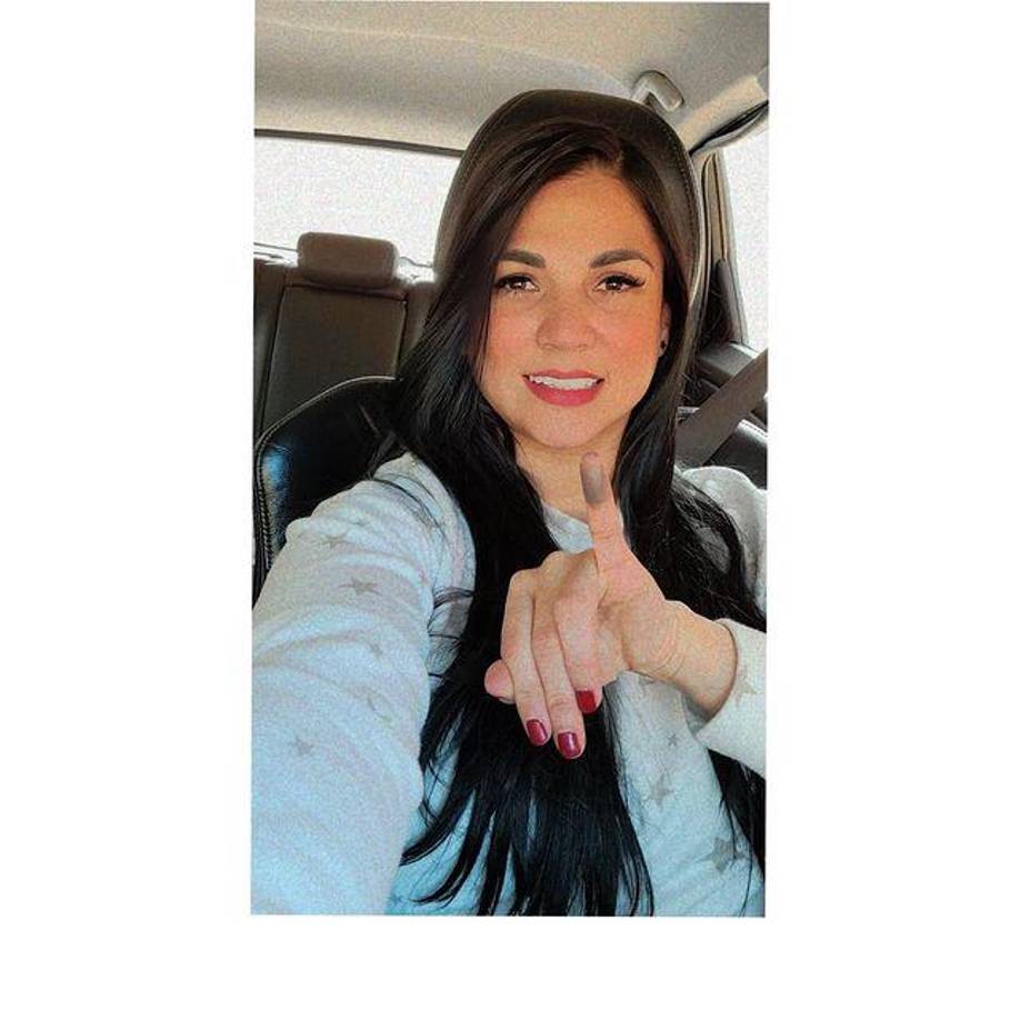 Stefany Galeano, presentadora, actriz y empresaria, también presumió su dedo con tinta. “Tempranito a votar por Honduras, haciendo Democracia. Dios bendiga mi país, un llamado a la tranquilidad, a la paz, no deje de votar por decisión propia no por influencias, su voto no tiene precio”, dijo la bella hondureña.