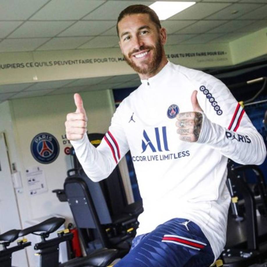 Tras 15 temporadas defendiendo la camiseta del Real Madrid, de las cuales las últimas seis como primer capitán, Sergio Ramos ya luce los colores del PSG, un club del que valoró su 'proyecto deportivo' y su estilo de juego, 'directo y rápido', antes de estampar su firma.