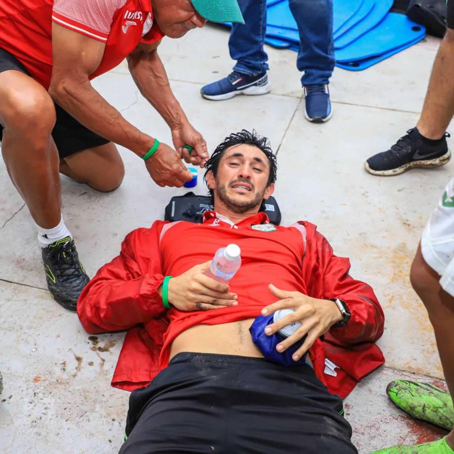 El presidente del Marathón, Flavio Chagas, con gestos de mucho dolor por el duro golpe que le dio el presunto familiar del presidente del Olancho FC, Samuel García.