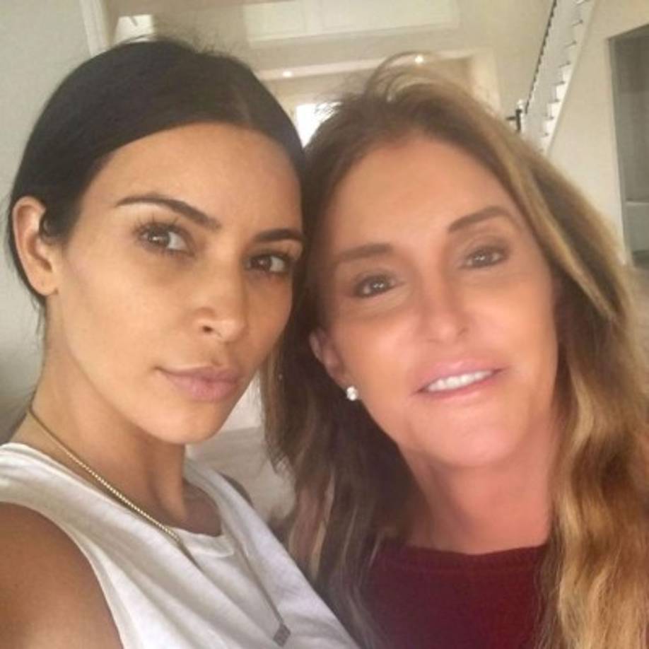 En un nuevo avance del reality show 'Keeping Up with the Kardashians', Kim recibe un texto con un extracto del libro de Caitlyn que describe los pensamientos de su difunto padre Robert Kardashian sobre el juicio por homicidio de OJ Simpson.<br/>