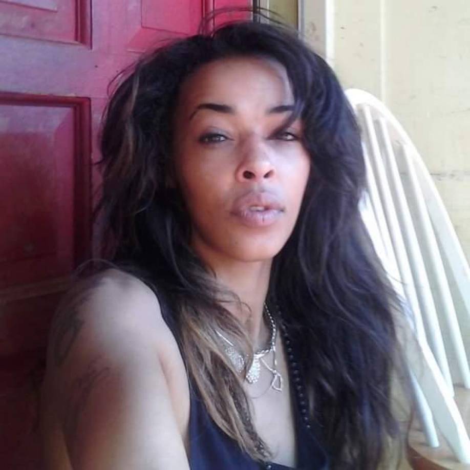 Sospechan que el tirador le disparó en varias ocasiones incluso en el rostro. Su cuerpo quedó ensangrentado en el asiento del vehículo. 