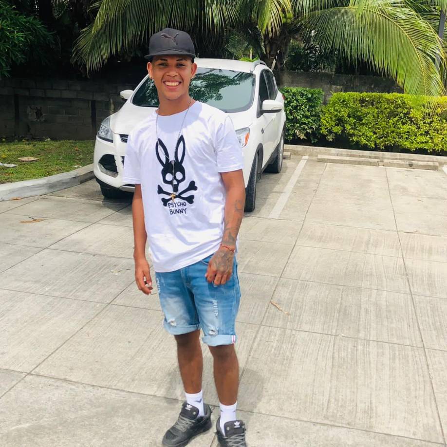 Además de presumir sus tatuajes, Jona era amante del fútbol.