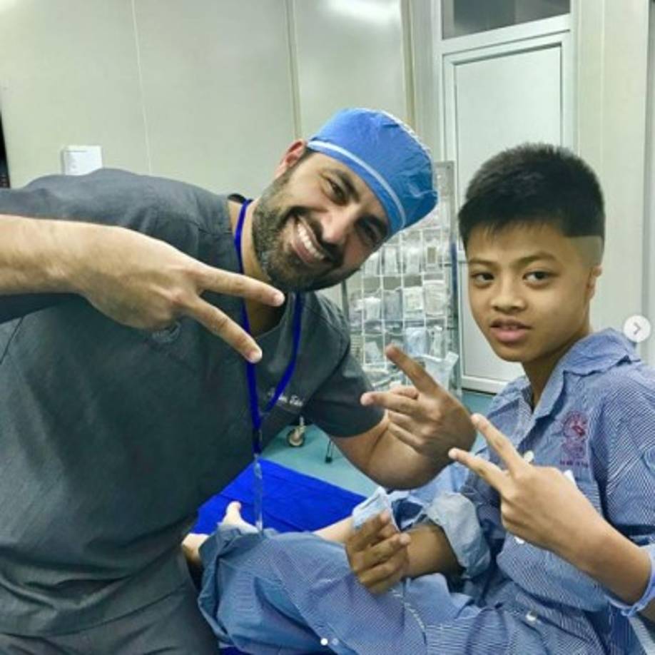 Según información de 'People', Benjamin se graduó con honores de la Universidad de California en Los Ángeles con un título de ciencias fisiológicas.