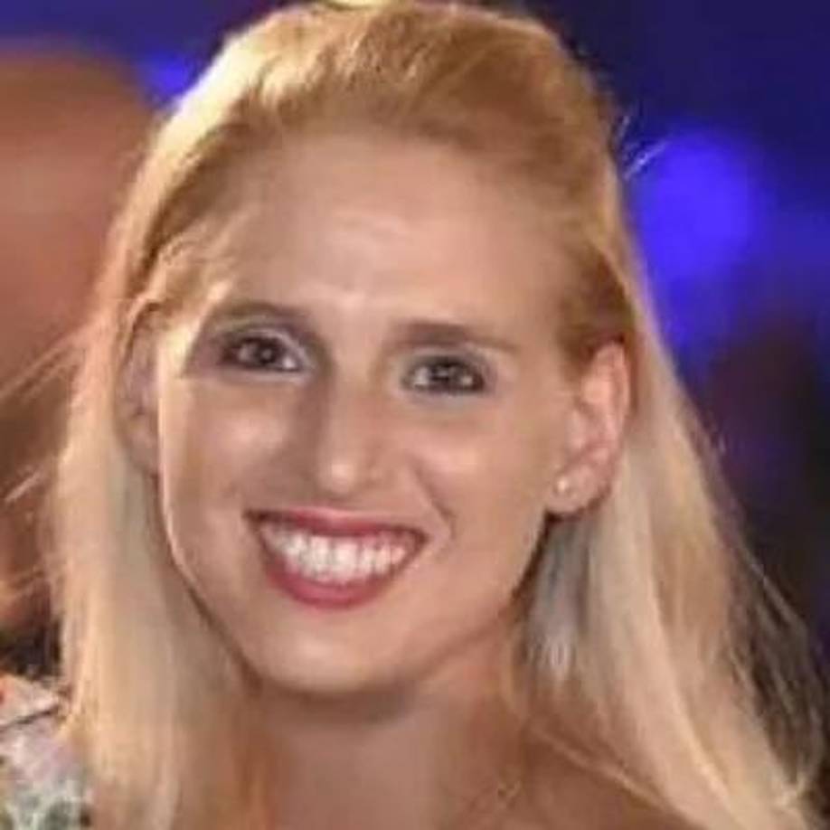 A sus familiares les dijo que se había escondido debajo de la cama. “Dijo que podía oír a los terroristas tratando de entrar en su casa. Oímos una mezcla de voces y luego su teléfono se quedó en silencio. Cuando todo terminó y las fuerzas de seguridad llegaron a su casa, no encontraron ningún cuerpo ni sangre. Supimos que se la habían llevado”, dijo a la prensa su madre, Simona.