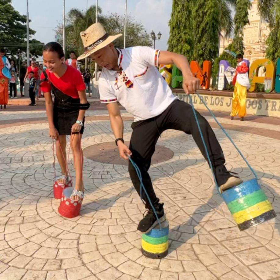 En Honduras ya se registró un fenómeno similar, en el 2012 el cantate hondureño Polache debutó en la Liga Nacional con el Deportes Savio.