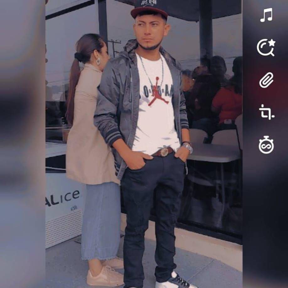 En el corto video se escucha el “qué Dios te bendiga” de fondo mientras se le ve muy alegre con sus hijos.