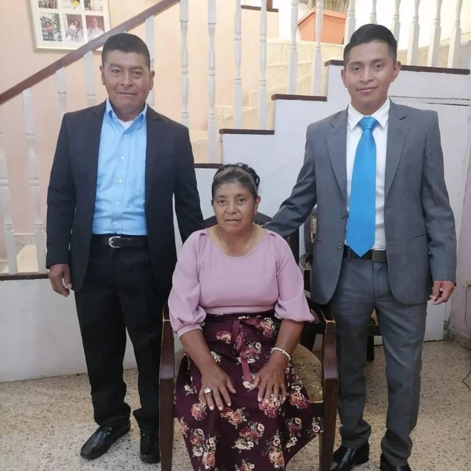 “Gracias a Dios, familia y amigos”, fue otro de los mensajes publicados por Rosendo tras la obtención de sus dos títulos universitarios. 