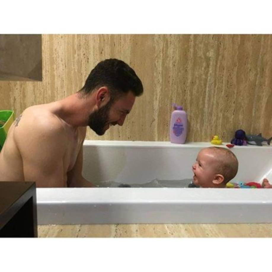 El defensa mexicano tiene cerca de un millón de seguidores en Instagram. Las tiernas fotos que pone le llaman la atención.