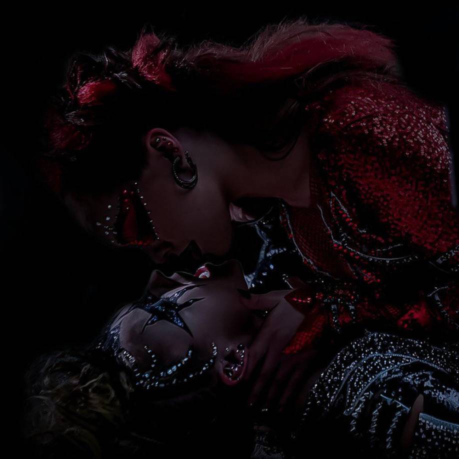 Siwa ha abordado las críticas de su nueva era más atrevida, afirmando que “la gente le tiene miedo a las cosas que no conocen” y que “crear arte es algo tan especial”. A pesar de las críticas, Siwa parece estar emocionada con su nueva etapa y está lista para enfrentar cualquier desafío que se presente.