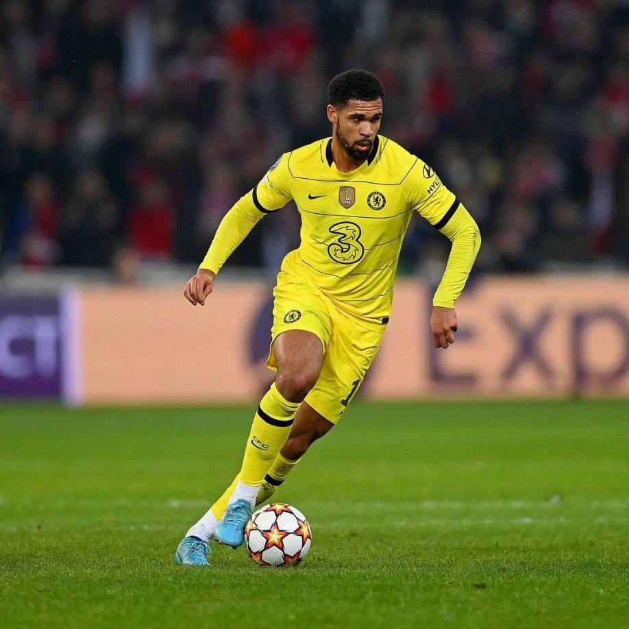  Loftus-Cheek: El centrocampista inglés no ha podido consolidarse y estaría siendo traspasado a otro club.