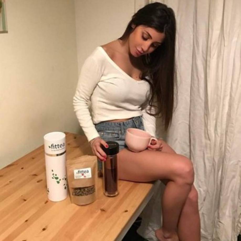 La comunicadora disfrutando del café.