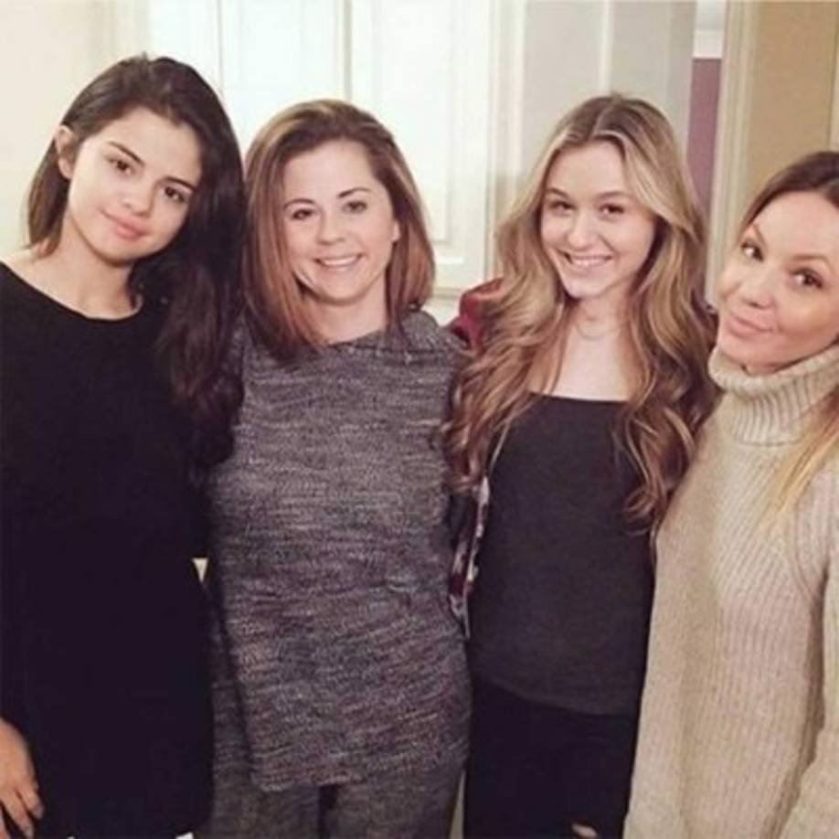 Selena Gomez<br/>Mamá: Mandy Teefey, 42 años<br/>A pesar de los rumores, Selena Gomez siempre estará agradecida con Mandy, quién la tuvo cuando tenía 16 años y fue su representante hasta el 2014.<br/>'Es gracias a mi mamá que puedo hacer cosas por mí misma', confiesa Gomez a la revista Glamour. 'Soy buena con la gente y sé que me reflejo en ella'.