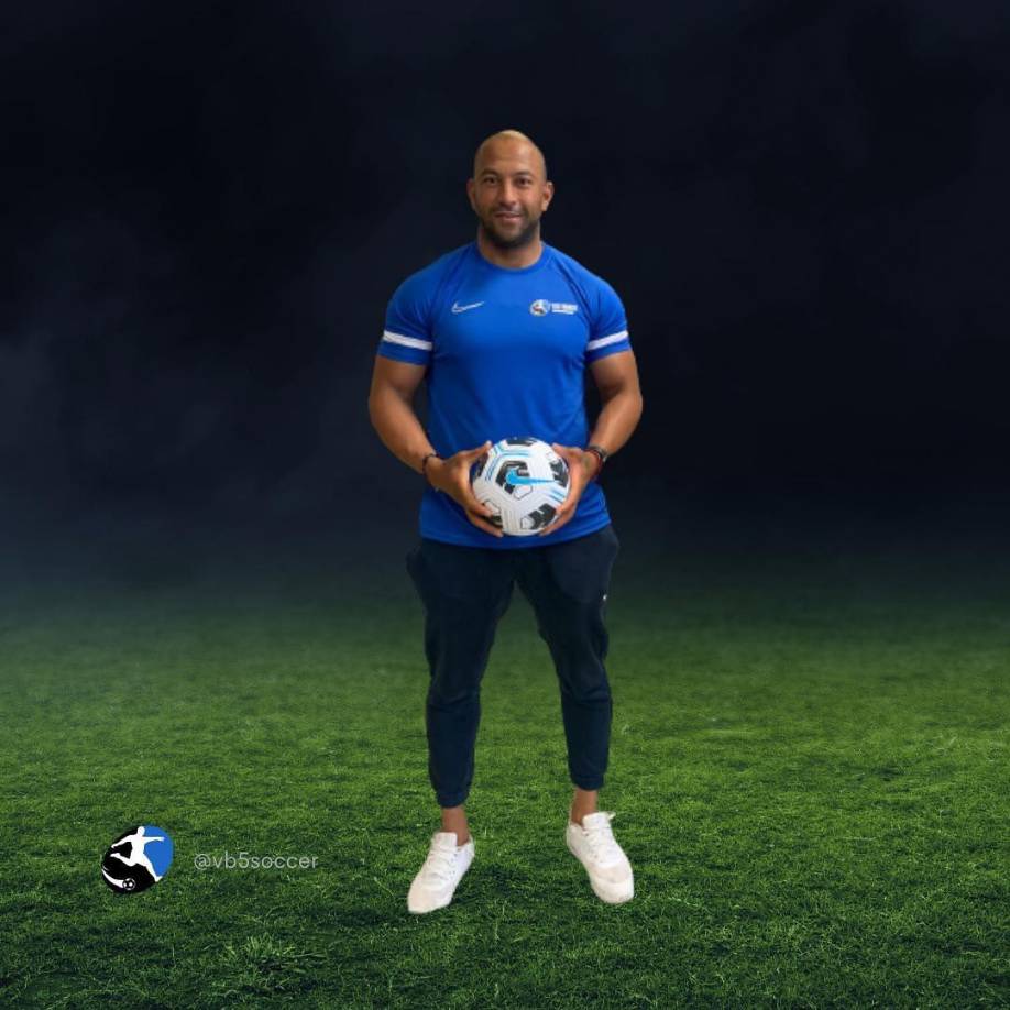 Retirado del fútbol, Bernárdez ha estado al frente de una academia en donde busca potenciar a los jóvenes talentos. Dicha academia está ligada al Liverpool de Inglaterra.