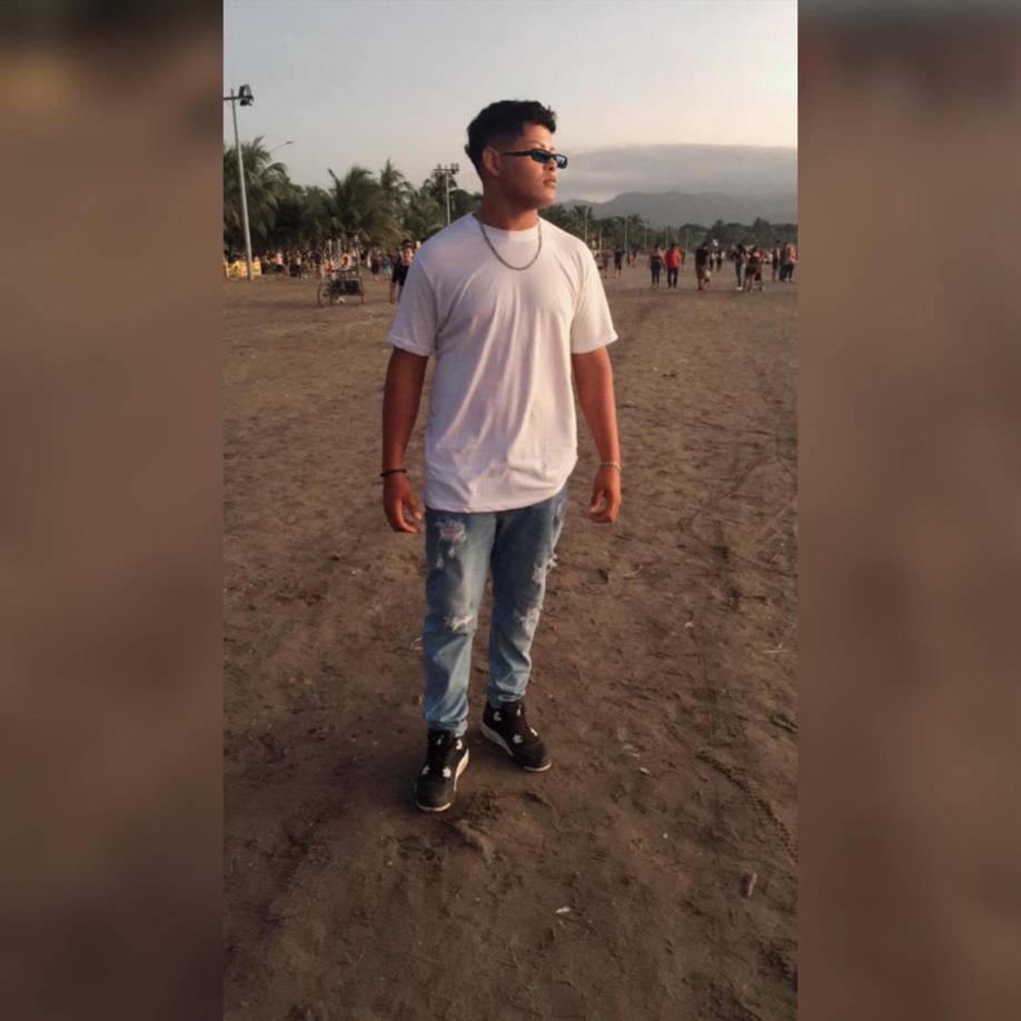 El equipo de bomberos y rescate de Trotwood, así como los equipos de buceo de la Base de la Fuerza Aérea Wright-Patterson, estuvieron en Madison Lakes todo el día del domingo.