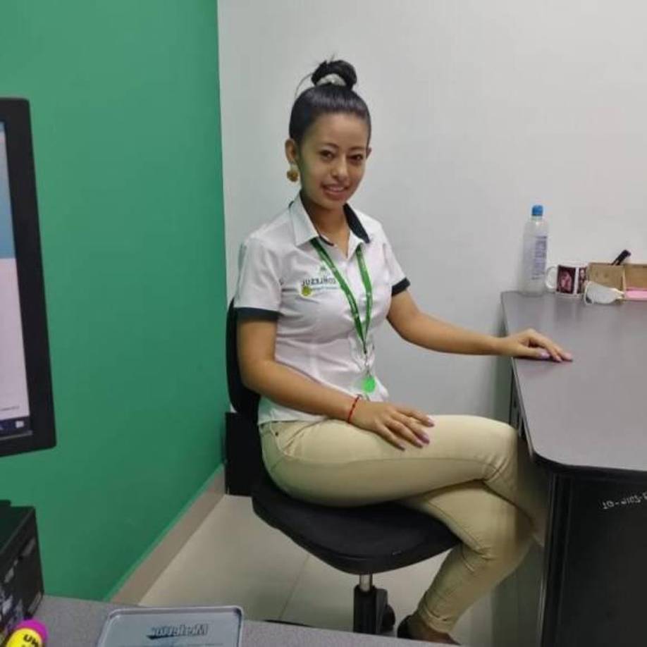 Semanas antes del 21 de julio, día que desapareció, en una ocasión cuando caminaba para su cuarto fue abordada por un sujeto que se conducía en un pick up Tacoma verde. En ese momento el sujeto se presentó como Alexis Rodríguez o Alexis Lemus, pero la plática fue corta, él no se bajó del carro y ella no acostumbraba a socializar mucho.