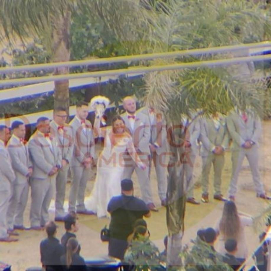 La boda de Rivera fue 'estilo realeza de rancho' y los invitados a la ceremonia entraron por una puerta lateral de la Iglesia Westminster Presbyterian (en Pasadena), en donde se verificó que su nombre estuviera en una lista.