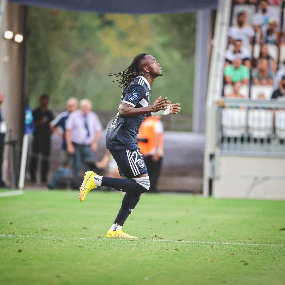 En las últimas horas ha surgido la noticia que el Galatasaray pretende fichar al delantero hondureño Alberth Elis. Inclusive medios turcos informan que el club le ha ofrecido a la “Panterita” un contrato de 900 mil euros al año (22 millones 514,805. Lempiras aproximados).