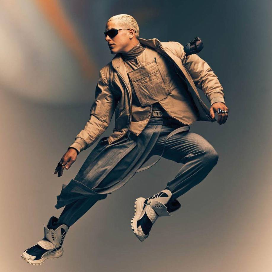 Después de dejar la escuela, Taz Skylar comenzó a construir tablas de surf a la edad de 15 años. Posteriormente, uno de sus grandes sueños fue incorporarse al ejército británico como reservista. Desafortunadamente, no pudo completar su examen médico en ese momento porque había sufrido una lesión cerebral traumática en un accidente automovilístico.