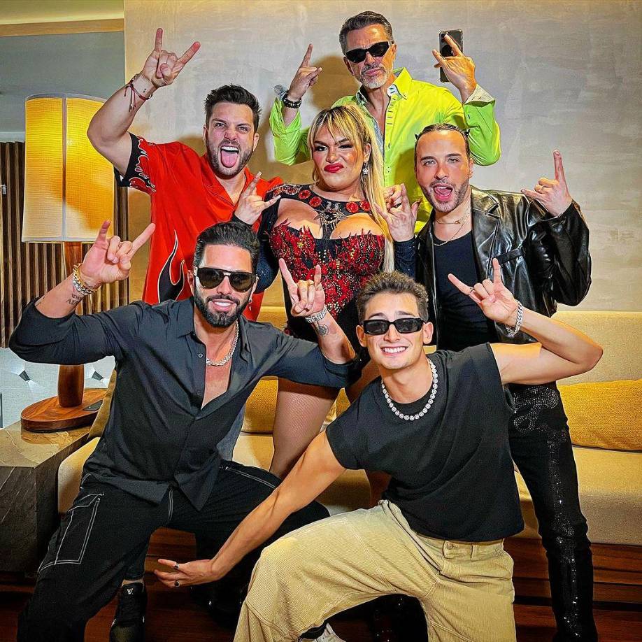 Salió incluso el rumor que el político había sido detenido por varios delitos, pero Sergio Mayer recurrió a las redes para dar su opinión. “Ahora corre el rumor de que fui detenido y encarcelado, todo eso es mentira, no hagan caso de eso, la periodista solamente vende libros, a eso se dedica, no tiene nada que pueda presentar en mi contra más que dichos, chismes y diretes”, declaró. Mayer es famoso por ser ex integrante del grupo Garibaldi y este año volvió a popularizarse por su exitosa participación en La Casa de los Famosos México con su Team Infierno.