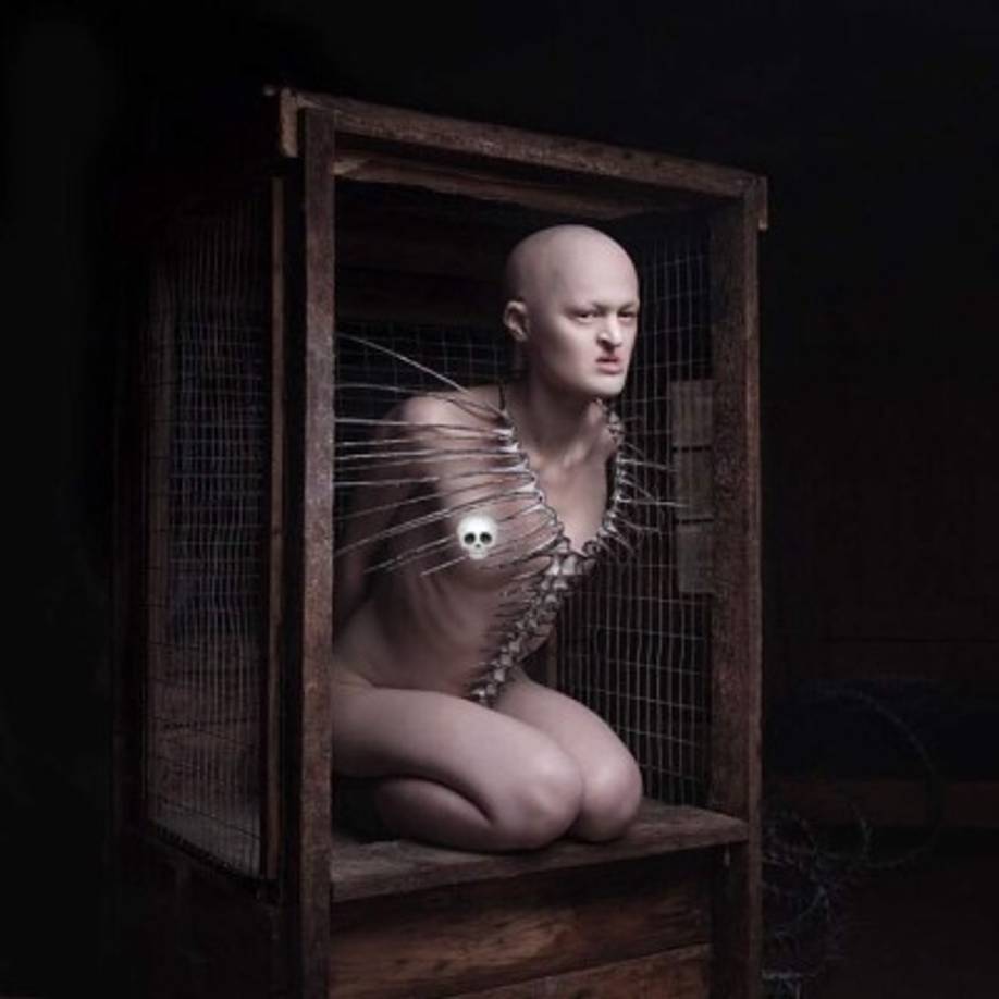 Eugenio vio las fotos que ella incluyó en su carta y la llevó hasta Berlín para grabar un video musical que dirigía para el grupo alemán Rammstein.<br/>