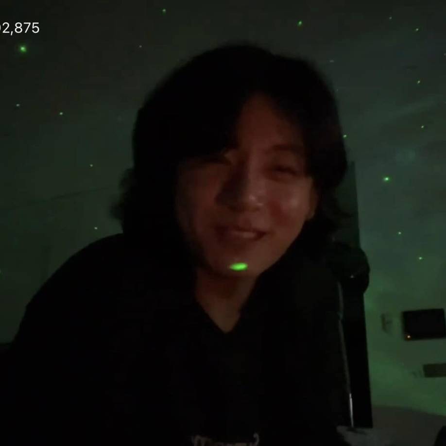 Una vez dicho esto, el cantante surcoreano siguió contando que había hecho durante ese día. Dijo que había entrenado y que no se había duchado todavía. Taehyung, otro de sus compañeros de BTS, se conectó y comentó en el chat, “Gente, está ebrio”, luego dijo que JK actuaba de esa forma para hacer reír a todos. También se burló de él por no haberse bañado todavía después de haber entrenado.