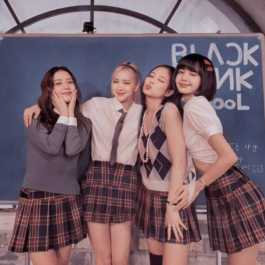 Los grupos coreanos ademas destacar en el mundo de la música en los últimos años se desenvuelven en series, cosméticas y moda. En la actualidad el K-pop compite con los diferentes géneros musicales de moda como el reggaetón, el Trap, y los géneros latinos.