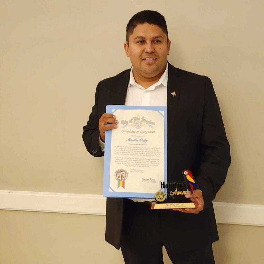 ”Hoy da inicio un nuevo y emocionante capítulo profesional con la familia de @telemundohou”, escribió Ortiz en sus redes sociales.