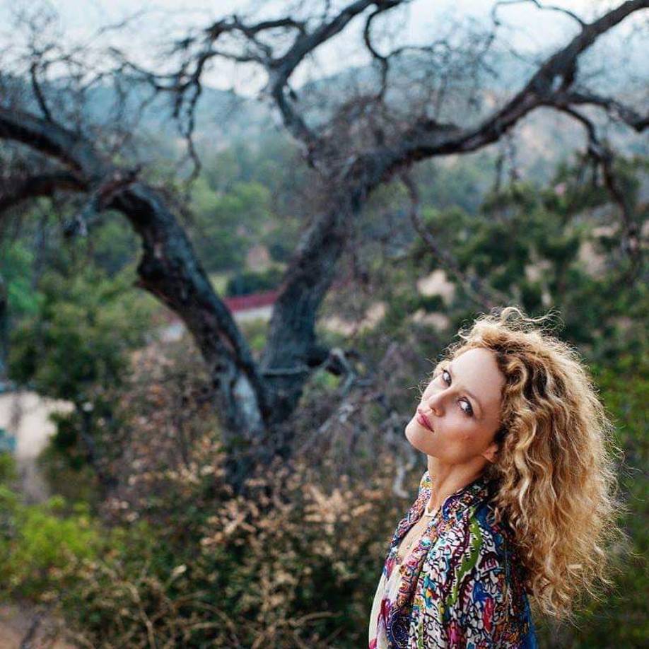 Descendiente de Depp y de Vanessa Paradis, la joven hija del actor y la cantante creció rodeada de este influjo aunque siempre ha tratado de encontrar su propio camino, desde que en 2015 protagonizó su primera sesión fotográfica y también debutó como modelo para Chanel.