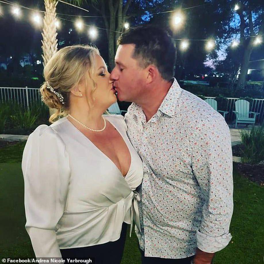 La policía acudió al lugar después de recibir una llamada de la madre de Andrea, quien estaba preocupada porque no podía contactar a su hija.