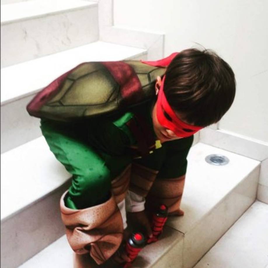 Los niños siempre divertidos con su madre, disfrutando de sus disfraces.