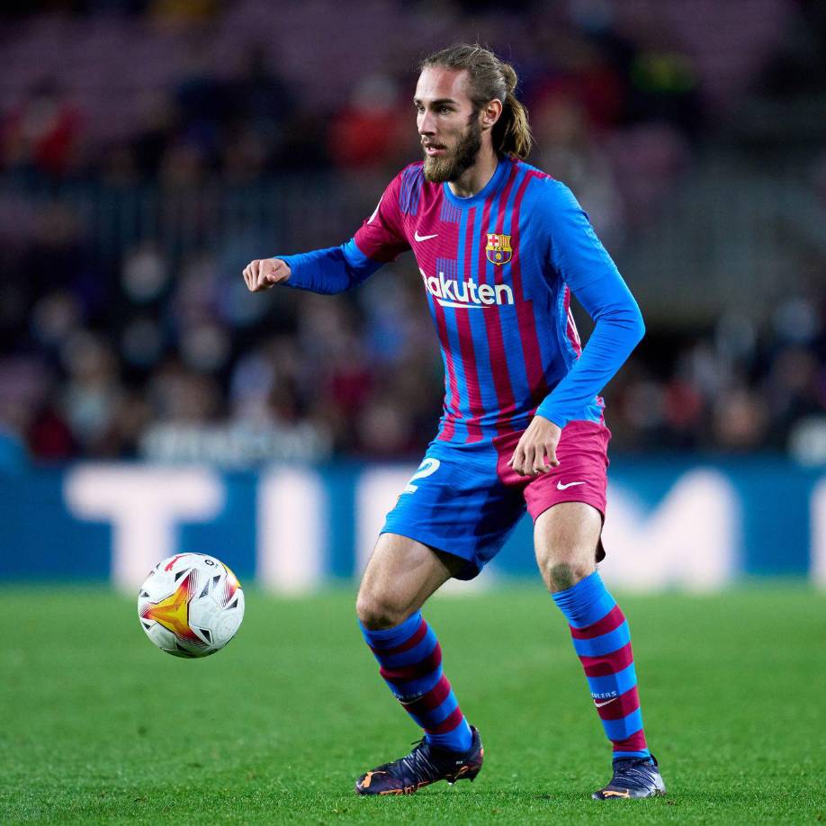 El diario Mundo Deportivo publica que Óscar Mingueza es uno de los jugadores que dejarán la disciplina del Barça esta próxima temporada, a pesar de que tiene contrato en hasta 2023. Xavi ya se lo comunicó y el propio central tiene asumido que su etapa culé ha terminado. El Valencia y el Hoffenheim son los equipos más interesados y entre clubes ya han existido contactos informativos. El Barça quiere ingresar un mínimo de cinco millones de euros.