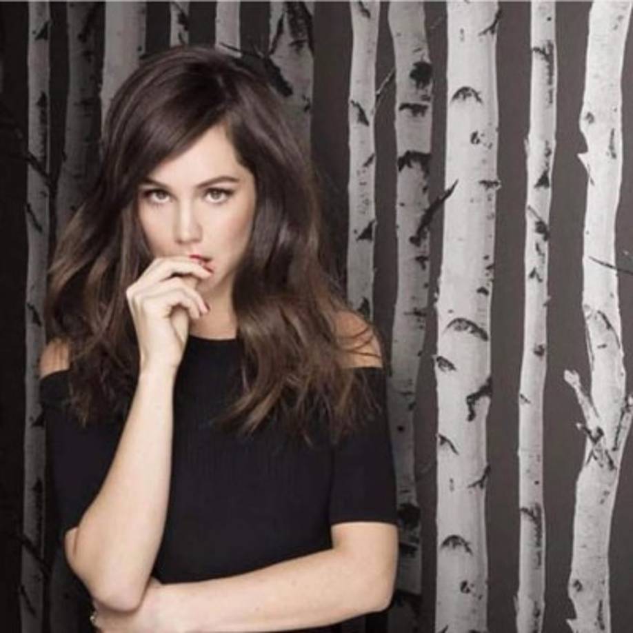 Camila Sodi es una actriz, modelo y cantante mexicana de 30 años. Inició su carrera a la tierna edad de 8 años.<br/>