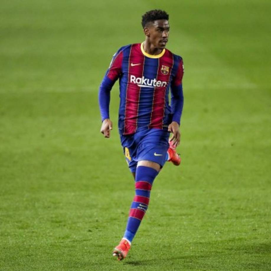 Júnior Firpo se va del FC Barcelona este mismo viernes. Según informó el periodista Gerard Moreno en RAC1, este viernes se cerrará el fichaje del defensa por el Leeds United. El traspaso se cerrará en 15 millones de euros y el jugador azulgrana viajará durante el fin de semana a Inglaterra para hacer la revisión médica.<br/><br/>Foto - AFP