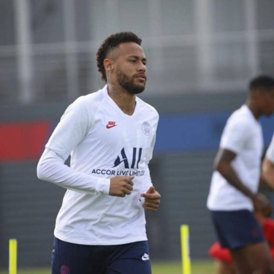 Neymar no se quedó atrás y se pronunció tras conocer que su exnovia hoy sale con Militao, quien es su compañero en la selección brasileña: 'Eso es amor', señaló el atacante en una fotografía de Karoline y el defensor.