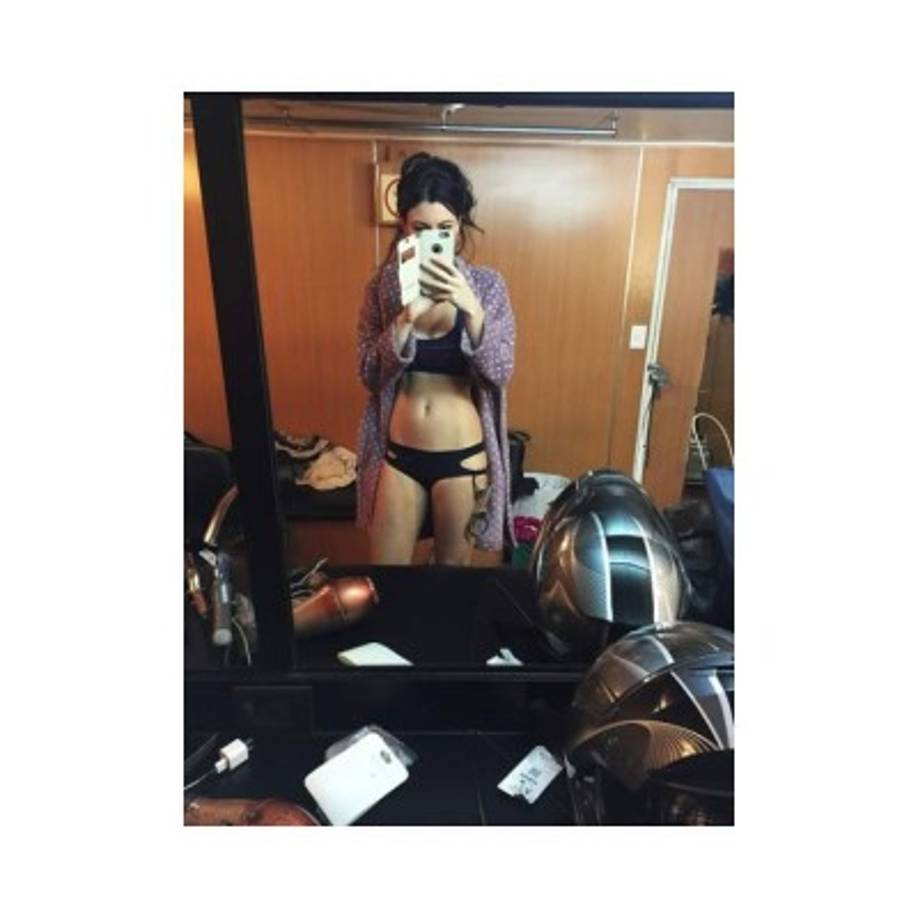 En la última edición de la publicación que saldrá el 1 de julio, la expareja de Sergio Mayer Mori aparece con un bodysuit de encaje blanco con un infartante escote.