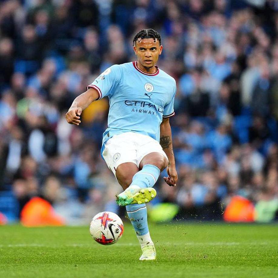 Lateral izquierdo: Akanji.