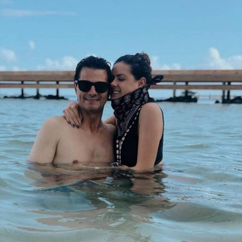 Aunque el exmandatario no se ha pronunciado sobre los rumores de un nuevo amor y ha limitado sus apariciones en público, fue su hija Nicole quien compartió una serie de fotos en las que aparece disfrutando de unas vacaciones junto a él en un destino cerca del mar.<br/><br/><br/>