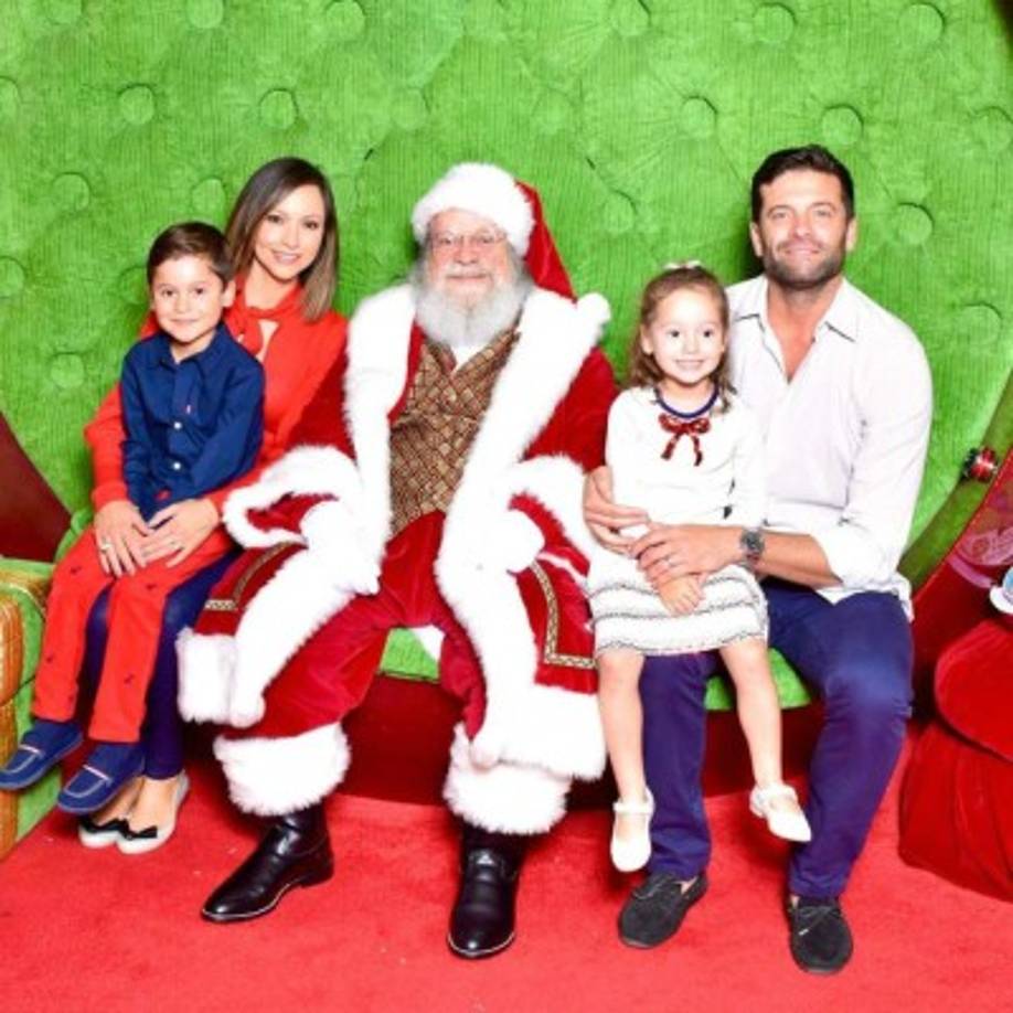 La presentadora de Univision Satcha Pretto enterneció las redes con una imagen de toda su familia junto a Santa Claus.