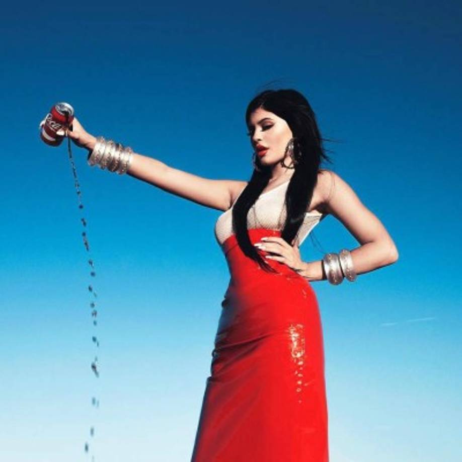 Kylie Jenner a su corta edad se inyectó los labios de silicona y causó un fenómeno en la red donde varias jóvenes la imitaban haciendo el #KylieJennerChallenge.