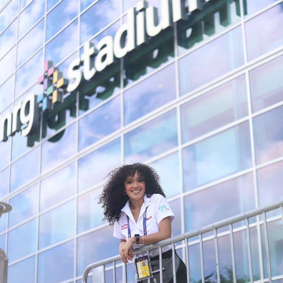 Con tan solo 26 años de edad se ha convertido en una de las comunicadoras del área deportiva más destacadas del país.