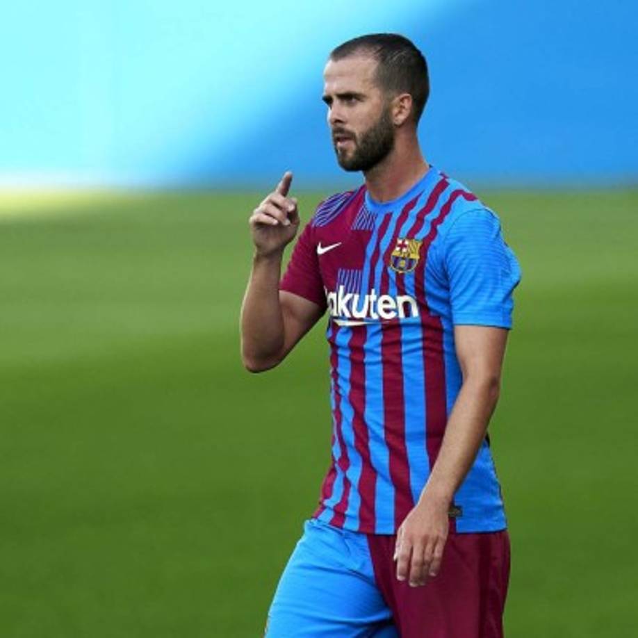 Miralem Pjanic podría salir del FC Barcelona con rumbo a Italia. El bosnio, prácticamente intrascendente en el Barça, podría salir cedido a la Juventus de Turín o a la Roma. La Juve está muy interesada en que vuelva, ya que sería petición de Massimiliano Allegri, que le conoce muy bien, aun que en ya tiene en su plantilla a Manuel Locatelli.