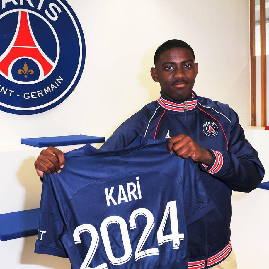 El Paris Saint-Germain anunció la firma de contrato del joven Ayman Kari. El volante ahora está vinculado al club capitalino hasta el 30 de junio de 2024; en su momento fue pretendido por el Bayern Múnich.