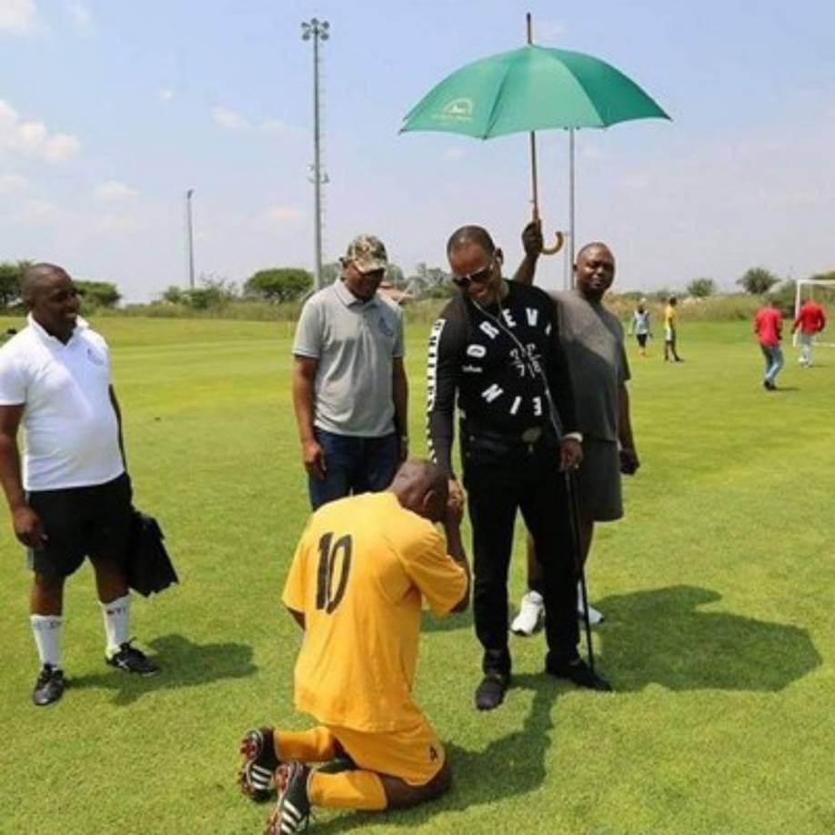 El pastor recibe muchos cuidados por parte de sus mayordomos. En la imagen se aprecia cómo un hombre le cuida del sol con una sombrilla, mientras Alph es recibido por reverencia por un jugador de fútbol.