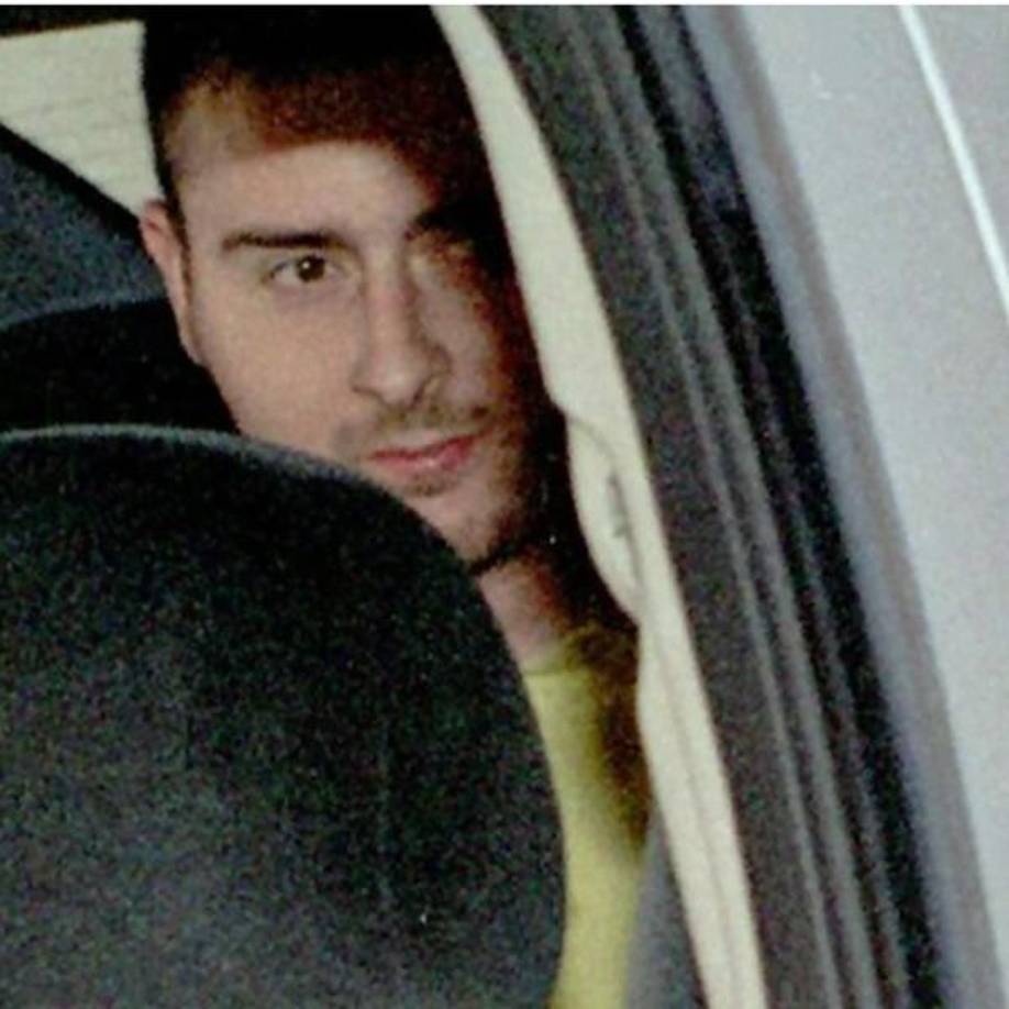 El caso dio un giro inesperado el 3 de julio de 2003, cuando Alfredo Galán Sotillo, un exmilitar de 27 años, se presentó en la comisaría de Puertollano en estado de ebriedad y confesó ser el autor de los crímenes. “Yo soy el asesino de la baraja”, le dijo al primer policía que encontró. Su confesión tomó por sorpresa a las autoridades, quienes llevaban meses tratando de encontrar una explicación a los asesinatos.