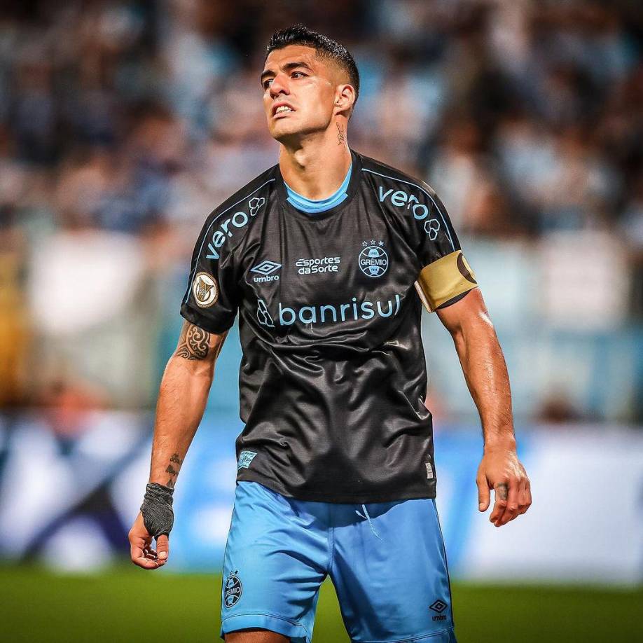 Tras el final del encuentro, Luis Suárez dio impactantes detalles sobre su estado físico y el dolor que lo acompaña día a día por su lesión: “Mi hijo me pide jugar con él y no puedo”.