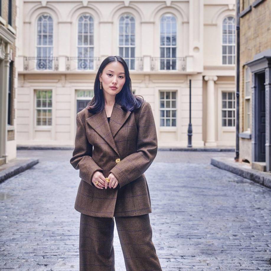 Beckett es la “Dama de Plata” En la novela, es la hija ilegítima de un conde y una de sus doncellas. Fue criada en la casa de su padre, aunque él nunca la reconoció públicamente como su hija.La actriz Yerin Ha interpretará a Sophie Beckett. Ella forma parte de los nuevos integrantes que se suman al elenco de la serie.