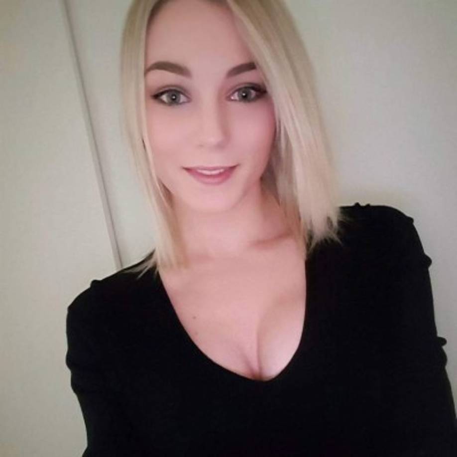 Con sus videos en vivo vía Twitch, sus cortos en Youtube y sexys fotos en Instagram, Lisa es toda una celebridad.