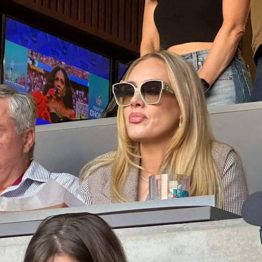 La cantante británica ha sido captada presente como espectadora en el Super Bowl.