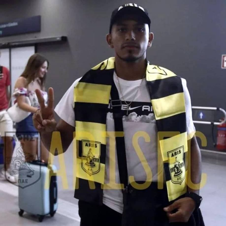 Una gorra y bufanda con los colores del Aris Salónica recibió el jugador catracho a su llegada.