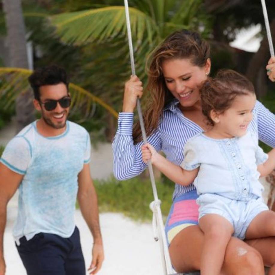La pareja disfruta estar en la playa y vivir cada momento de manera intensa.